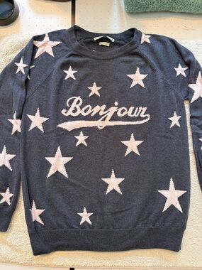 Beautifully crafted navy cashmere sweater with pale pink stars.
